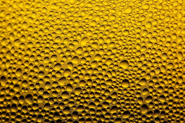 Foto gotas de água em amarelo gotas de água luz de fundo abstrato lindo orvalho fresco da manhãspring su