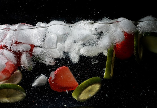 Foto gotas de água em frutas doces maduras e baga. fundo de frutas frescas com espaço de cópia para o seu texto. conceito vegano e vegetariano.