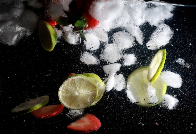 Gotas de água em frutas doces maduras e baga. fundo de frutas frescas com espaço de cópia para o seu texto. conceito vegano e vegetariano.