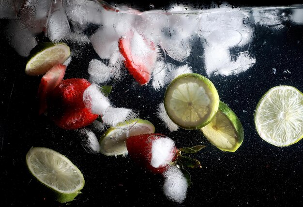 Gotas de água em frutas doces maduras e baga. fundo de frutas frescas com espaço de cópia para o seu texto. conceito vegano e vegetariano.