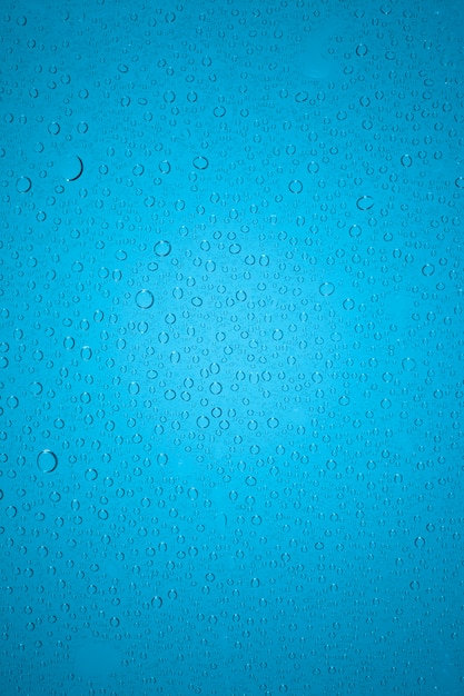 Gotas de água em fundo azul