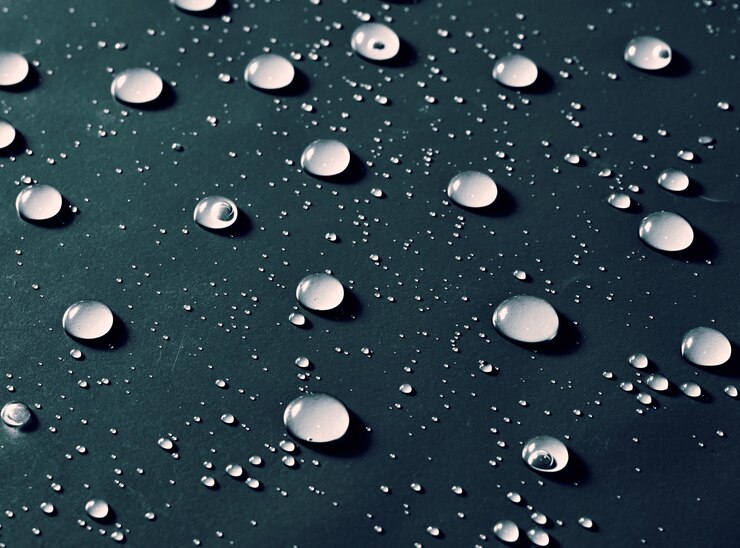 Foto gotas de água em fundo cinza.