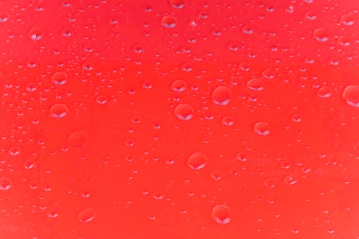 Foto gotas de água em fundo vermelho