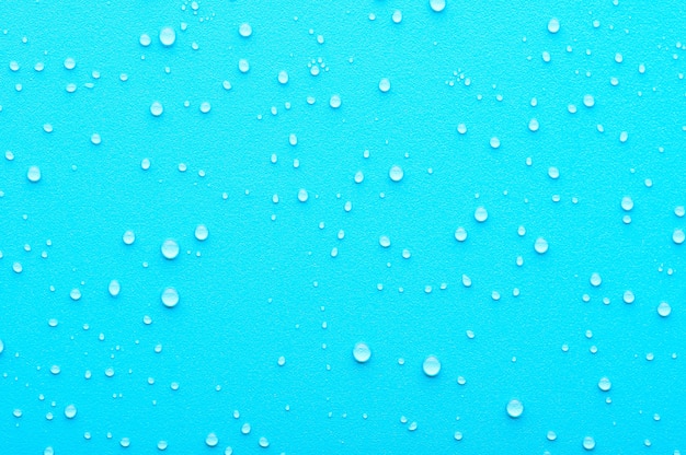 Gotas de água em um fundo azul