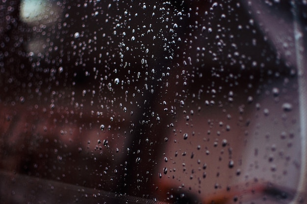 Gotas de água em um fundo gradiente coberto com gotas de água de perto