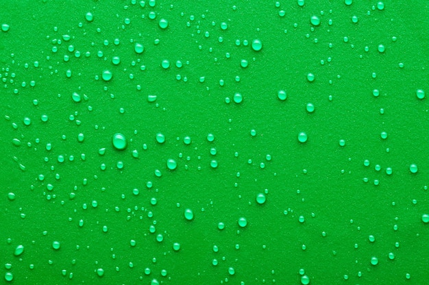 Foto gotas de água em um fundo verde