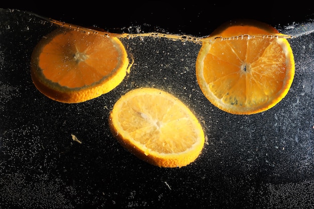 Gotas de água na laranja doce madura. fundo de tangerina fresco com espaço de cópia para o seu texto. conceito vegano e vegetariano.