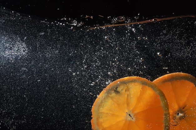 Gotas de água na laranja doce madura. Fundo de tangerina fresco com espaço de cópia para o seu texto. Conceito vegano e vegetariano.