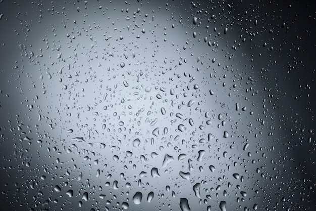 Gotas de água na parede escura e luz, gota de água para plano de fundo e design