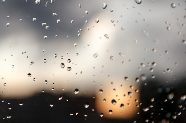 Gotas de água na vidraça. Textura de gotas de voda. Gotas de chuva no vidro transparente do pára-brisa do carro, gotas de chuva. Gotas em fundo transparente. Fundos de água com gotas de água. Tempo chovendo