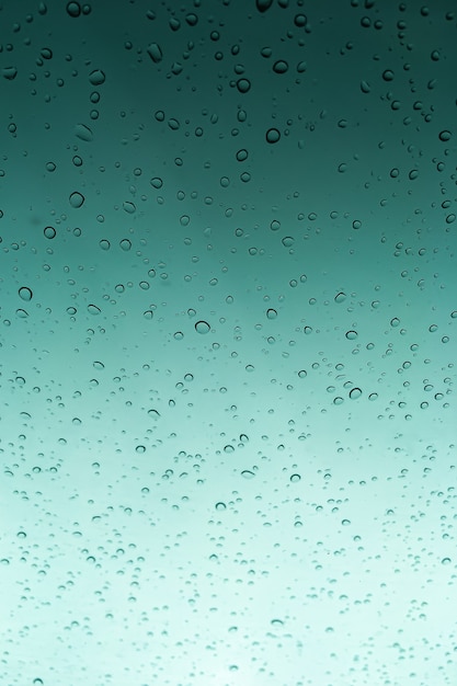 Gotas de água na visão vertical do fundo gradiente verde
