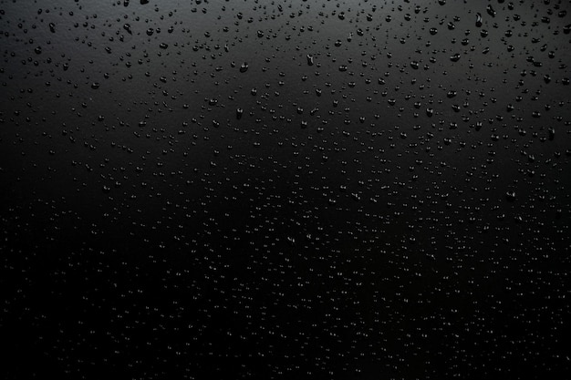 Gotas de água no chão com fundo preto