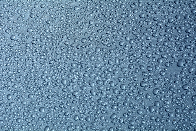 Gotas de água no fundo azul