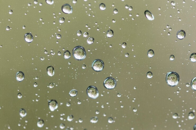 Gotas de água no vidro após o fundo da chuva