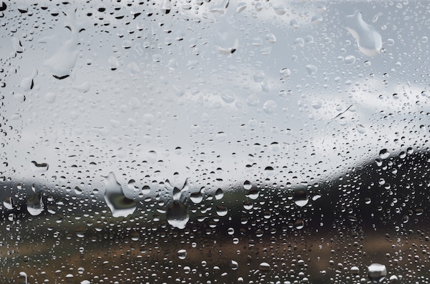 Gotas de água no vidro da janela, vista de perto