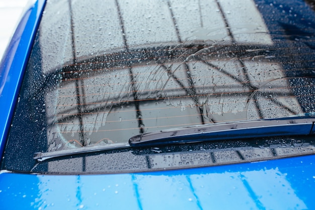 Gotas de água no vidro traseiro do carro. conceito de lavagem de carro