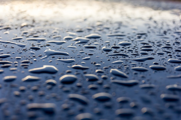 Gotas de água sobre fundo preto, abstrato