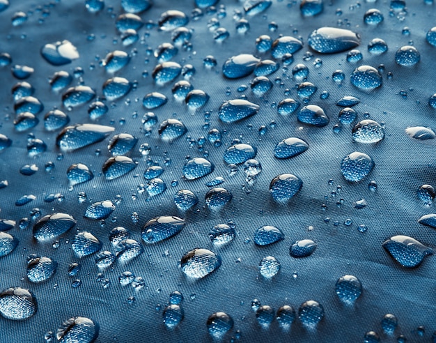 Gotas de água sobre o tecido.