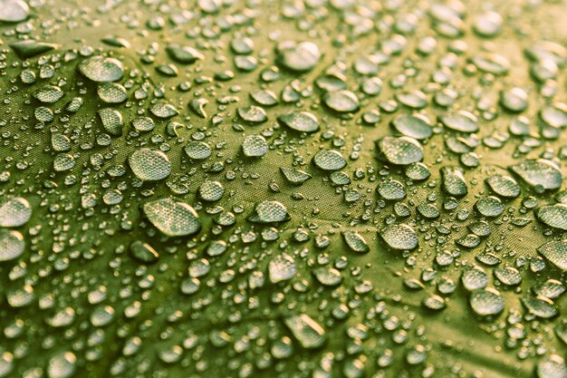 Gotas de água sobre o tecido.