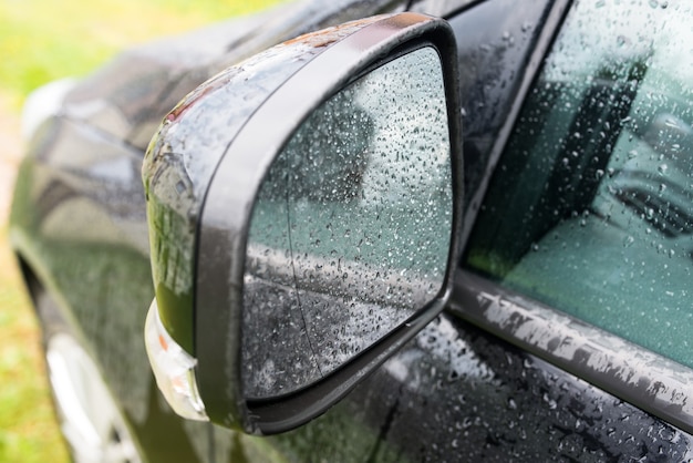 gotas de chuva em um espelho lateral do carro