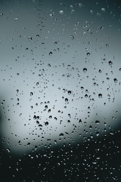 Gotas de chuva em uma janela cinza