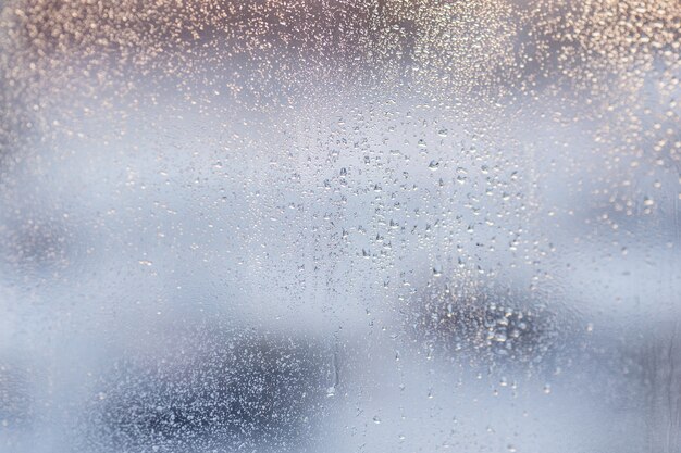 Gotas de chuva em uma janela de vidro para chuva.