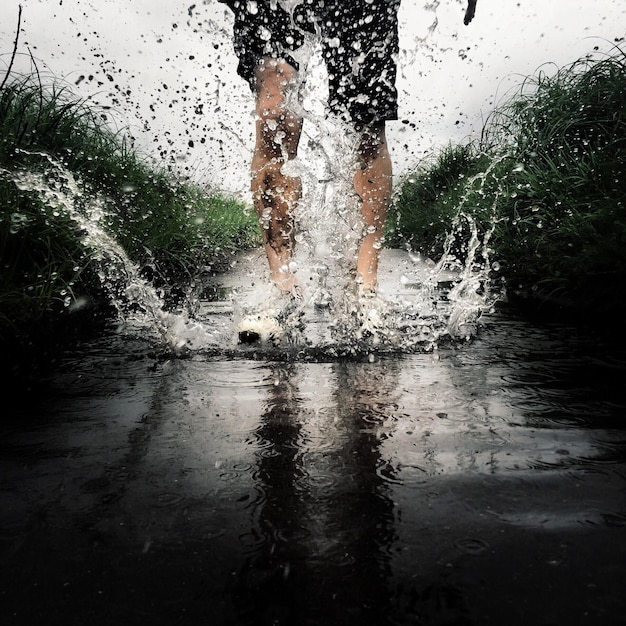 Foto gotas de chuva na água