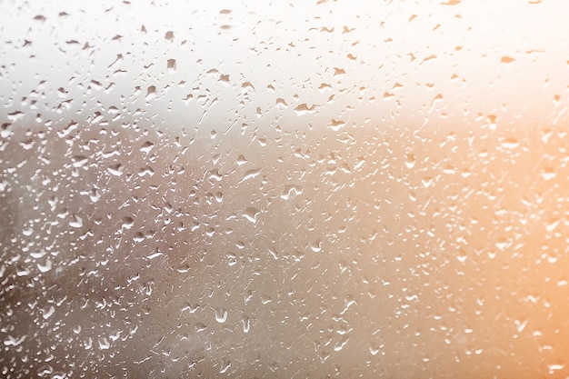 Gotas de chuva na janela. água no copo. gotas em execução. plano de fundo conceitual.