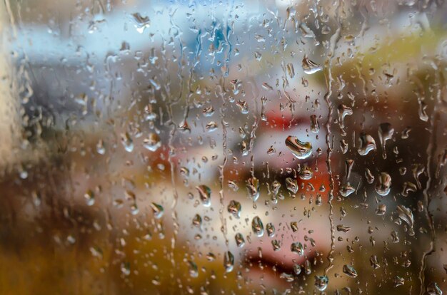 Gotas de chuva na janela da rua