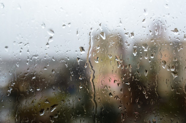 Gotas de chuva na janela da rua