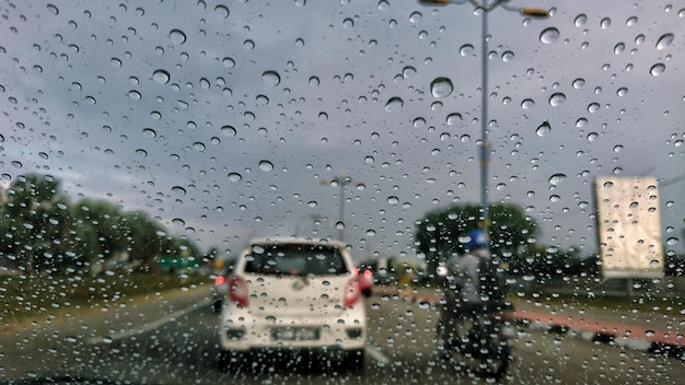 Gotas de chuva na janela de vidro na estação chuvosa