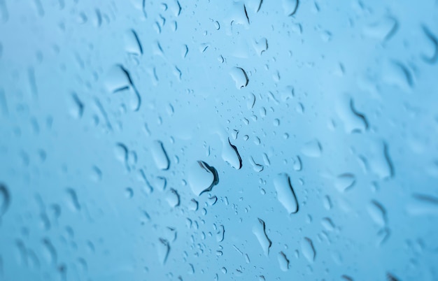 Gotas de chuva na janela. Tom azul