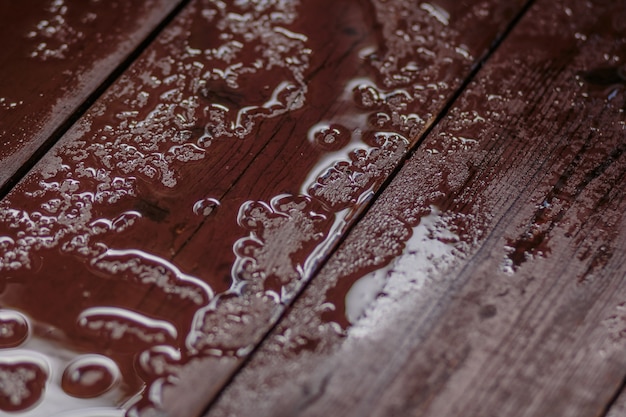 Gotas de chuva na mesa de madeira depois da chuva. Mesa de madeira vazia com gotas de água.