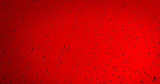 Gotas de chuva no fundo da janela de vidro vermelho