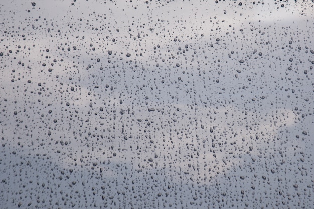 Gotas de chuva no fundo da janela.