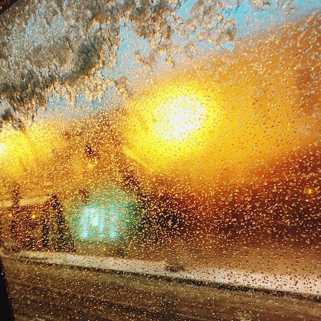 Gotas de chuva no pára-brisas do carro