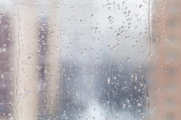 Gotas de chuva no vidro da janela em dia de inverno