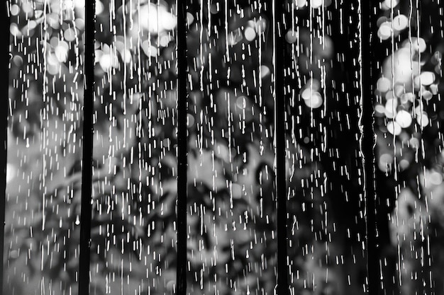 Gotas de chuva suaves caindo em cascata por uma janela