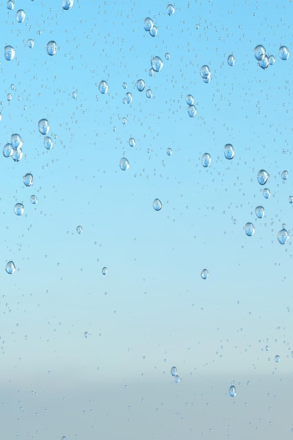 Gotas de condensação de gotas de água sobrepõem fundo azul refrescante