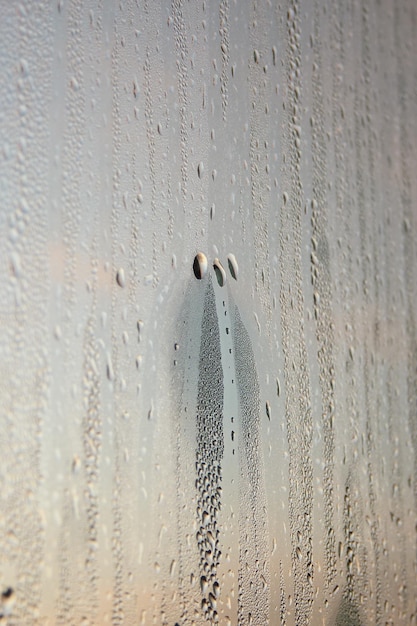 Gotas de gelo derretido em uma janela formando um padrão