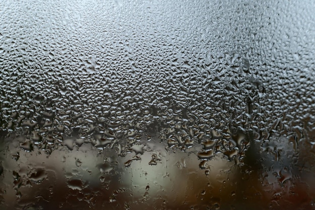 Gotas de orvalho e condensação no vidro estação fria e alta umidade nas janelas das casas