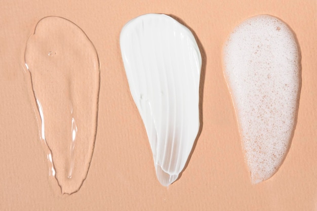 Gotas de produtos cosméticos para cuidados com o corpo Espuma branca creme e gel transparente