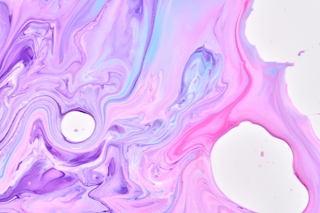 Gotas de tinta e salpicos em papel branco Explosão multicolorida manchas de tinta lila roxa arte fluida de fundo abstrato
