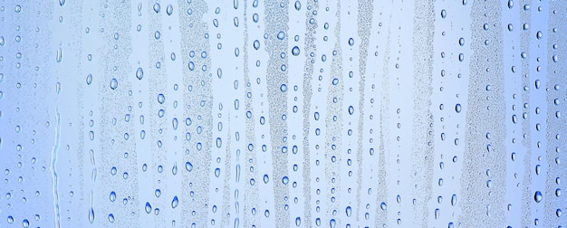 gotas de vidro de fundo azul abstrato, respingos de água de fundo frio transparente