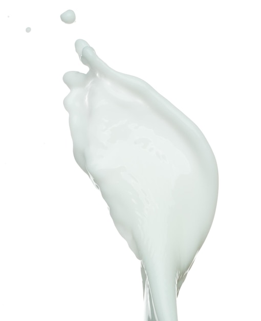 Gotas diarias de loción blanca de leche salpicando mosca Crema de leche verter flotando en el aire medio Loción hidratante explosión derramar fondo blanco aislado obturador de alta velocidad congelar