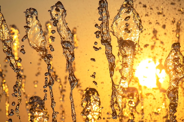 gotas de la fuente en el sol poniente