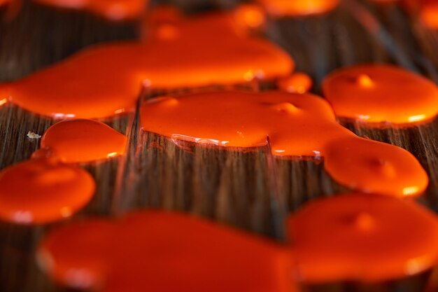 Gotas de glaseado espejo helado para decorar tartas y pastelesPelícula alimentaria naranja