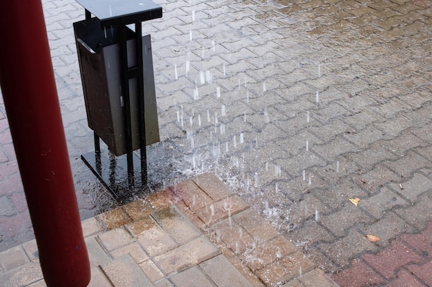 Las gotas de lluvia caen sobre los escalones de cerca