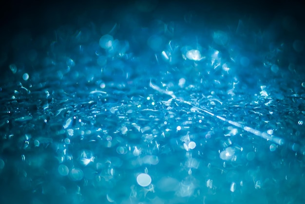 Foto gotas de lluvia cayendo en la calle por la noche