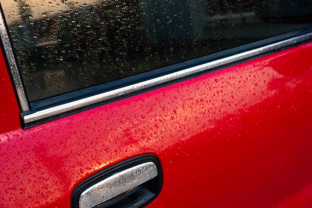 Gotas de lluvia en el coche